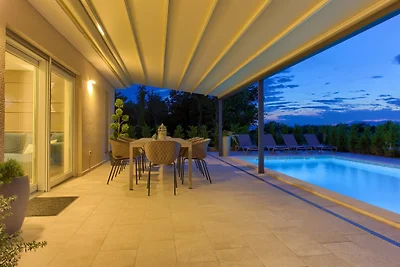 Villa Elegant mit beheiztem Pool