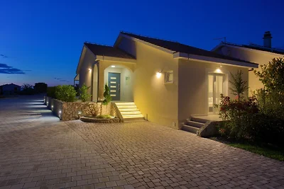 Villa Elegant mit beheiztem Pool