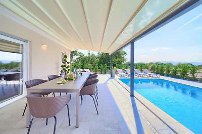 Villa Elegant mit beheiztem Pool