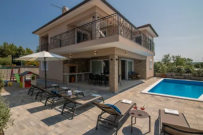 Villa Lusarci mit beheiztem Pool