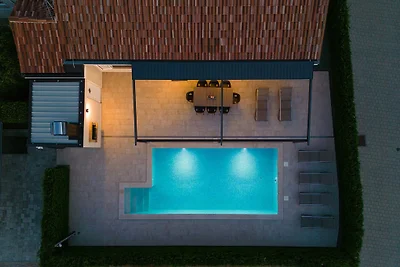 Villa Elegant mit beheiztem Pool