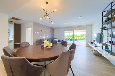 Villa Elegant mit beheiztem Pool