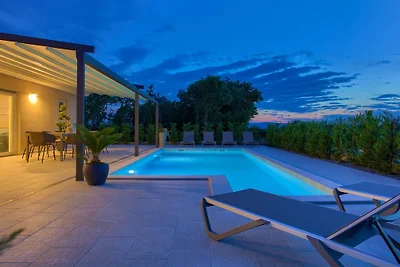 Villa Elegant mit beheiztem Pool