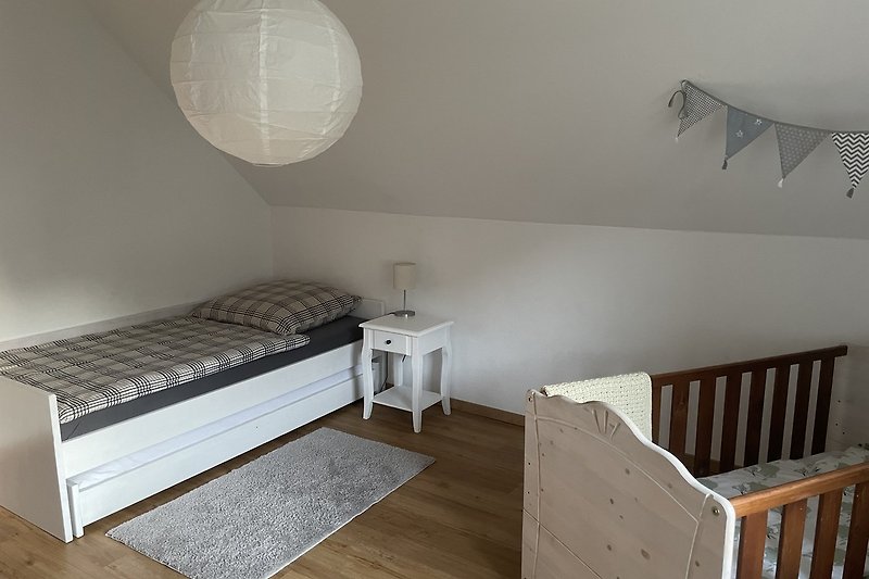 Schlafzimmer SZ3 mit ausziehbaren Doppelbett und Kinderbett