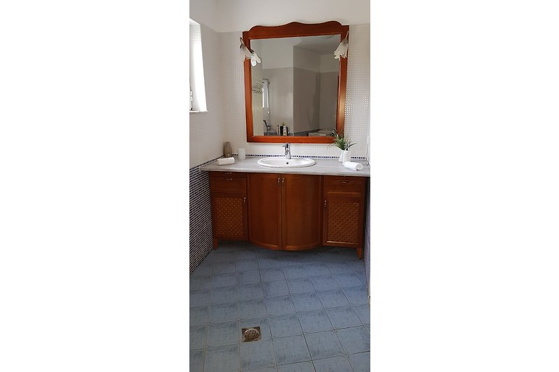 Das Badezimmer mit Meerblick und Fußbodenheizung. Separater WC Raum 