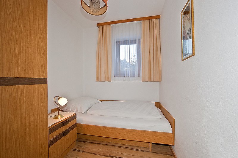 Chambre à coucher au rez-de-chaussée de l'appartement avec un lit de 195 x 95 cm (chambre d'enfant)