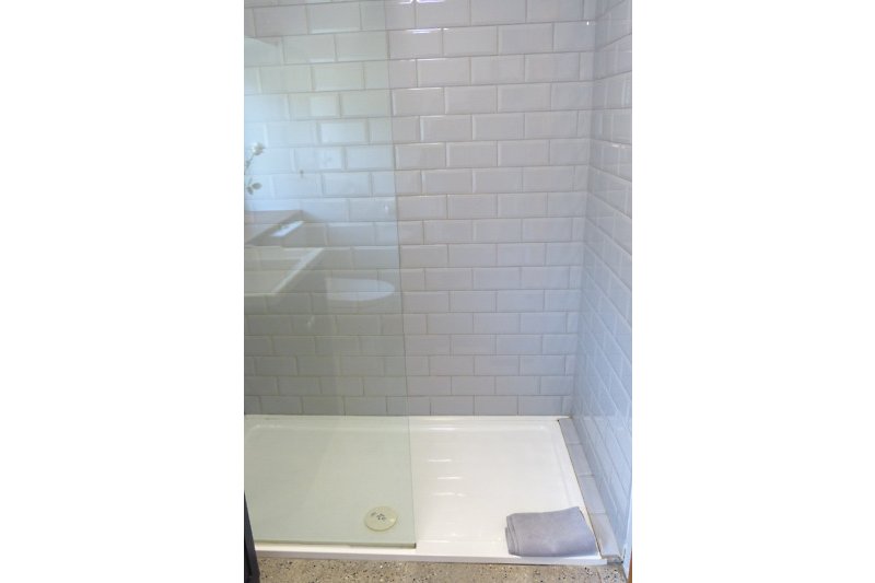 Schönes Badezimmer mit stilvoller Armatur und Fliesen.