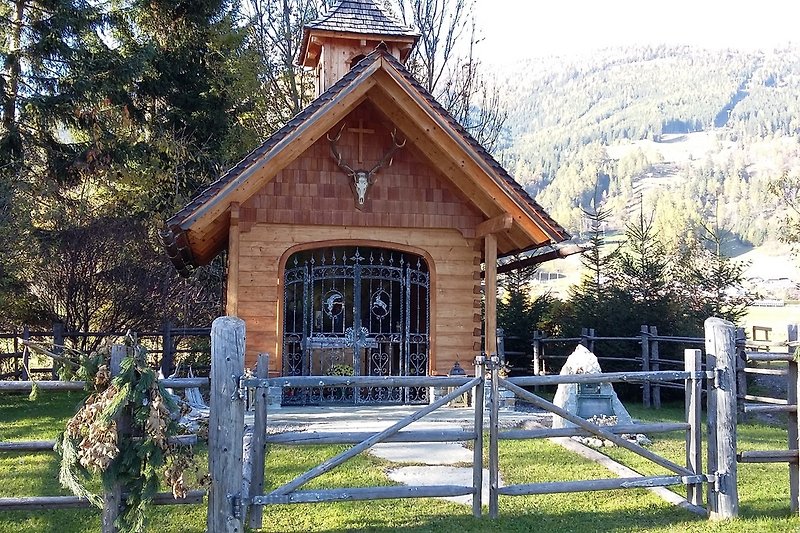 Kapelle bei Fischteich