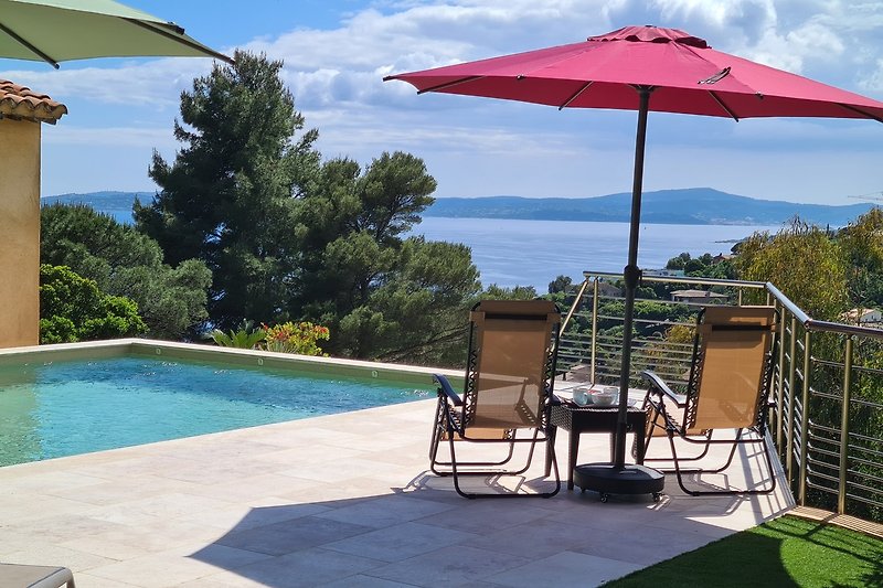Entspannen am Pool mit Liegestühlen und Sonnenschirmen.