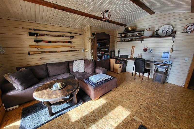 Ihr gemütliches Wohnzimmer mit Instrumenten (Didgeridoos, Klangschalen, Trommeln etc.)