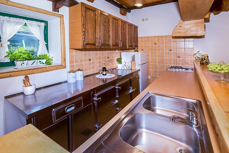 Holzküche mit modernen Elementen und hochwertiger Ausstattung.