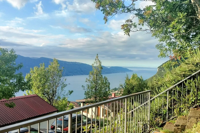 Uitzicht van terras in de zomer