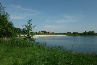 Spiaggia sabbiosa sul lago di Großheider. Spiaggia sabbiosa sul lago di Großheider.