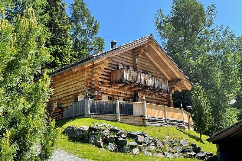 Gemütliches  massives Holzhaus mit idyllischem Blick auf die Natur. Perfekt für einen erholsamen Urlaub.