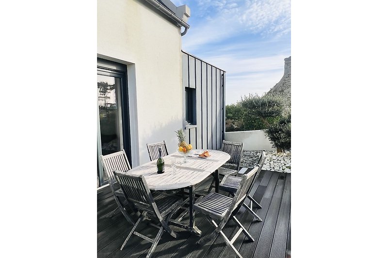 Terrasse mit Gartenmöbeln - fürs sommerliche BBQ
