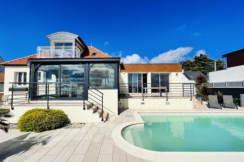 die Villa la Plage mit terrasse am Pool und kleinem Balkon mit Tisch mit herrlicher Aussicht