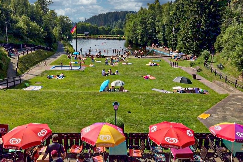 Das naturbelassene Waldschwimmbad in Altenau ist nicht weit entfernt. Kostenloser Eintritt. Spiel und Spaß für Groß und Klein.