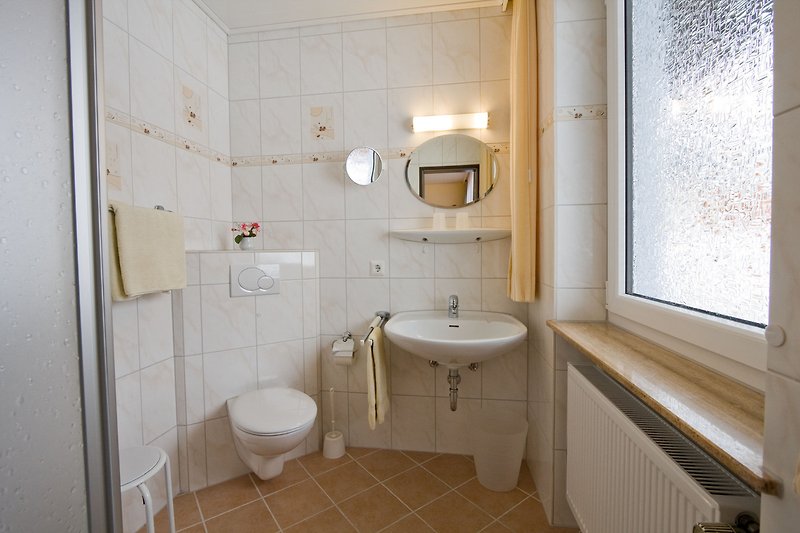 Neue und moderne Badezimmer lassen keine Wünsche offen. Duschköpfe mit Massagefunktionen für angenehmen Duschkomfort.