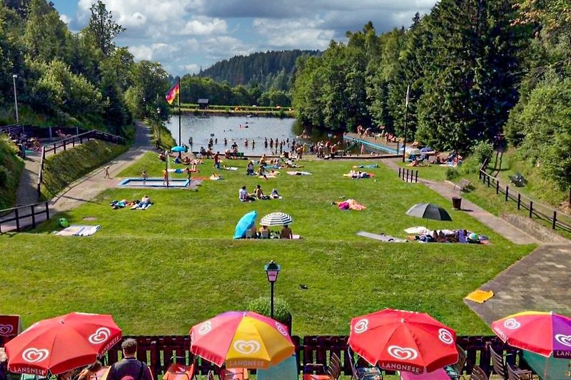  Das naturbelassene Waldschwimmbad in Altenau ist nicht weit entfernt. Kostenloser Eintritt. Spiel und Spaß für Groß und Klein.