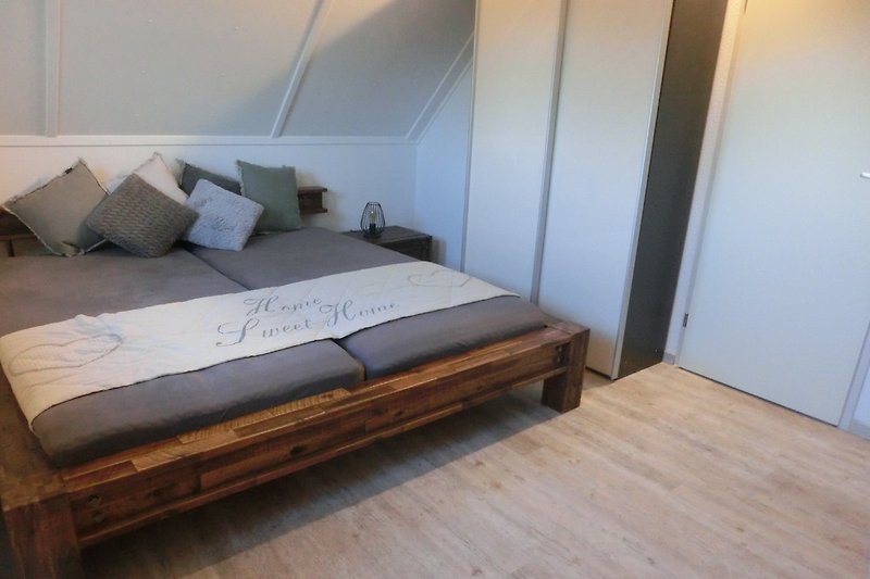 1. Schlafzimmer mit 180 x 200 cm- Doppelbett