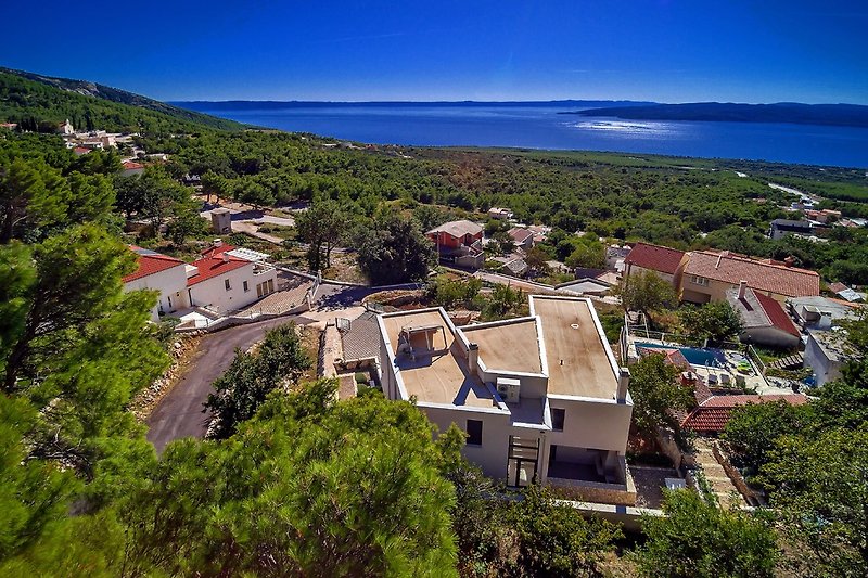 Mit Biokovogebirge im Hintergrund bietet Villa Bellevue atemberaubende Panoramasicht auf die Insel Brac und Hvar