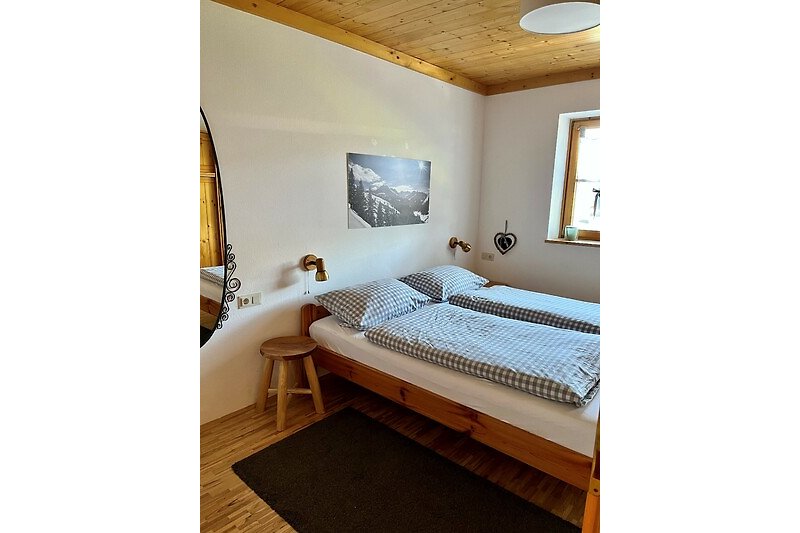 Geräumiges Schlafzimmer mit großem Doppelbett