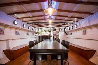 Sunshine Sailing houseboat