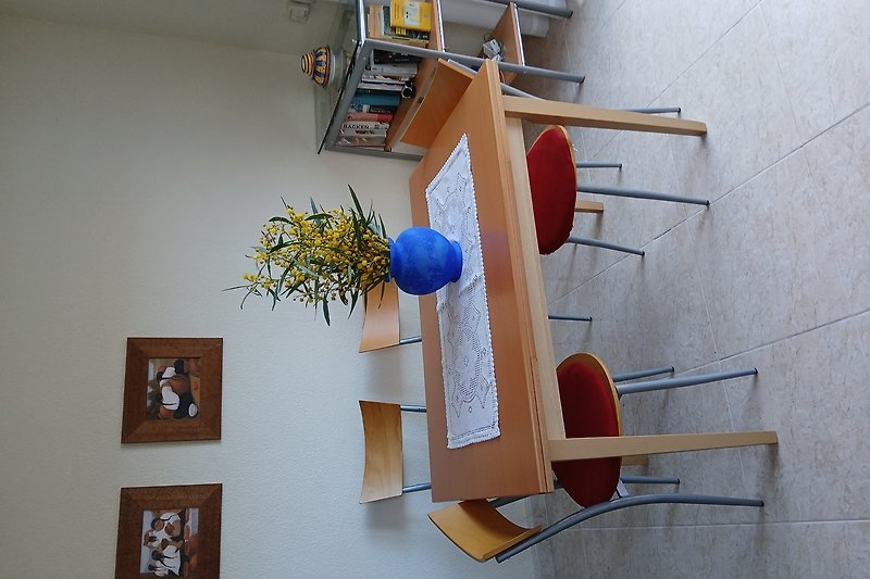 Moderne Holzeinrichtung mit stilvoller Kunst und gemütlichem Stuhl.