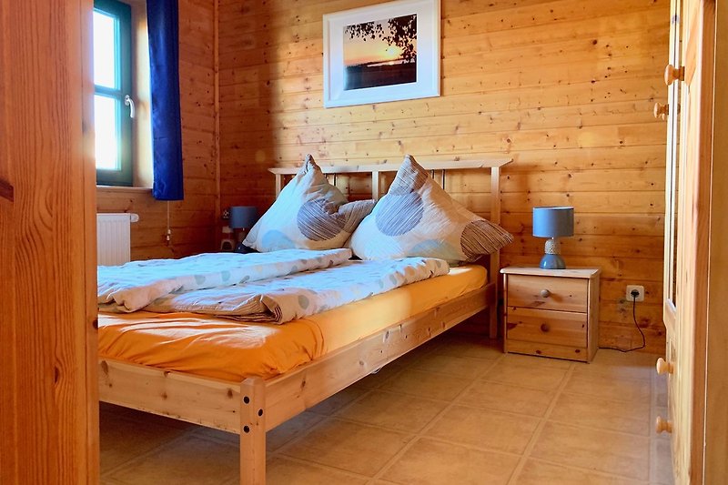 Ferienhaus Ostseezauber Schlafzimmer mit Doppelbett 