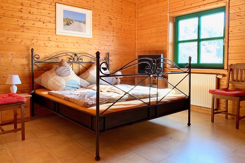 Ferienhaus Ostseezauber Schlafzimmer mit Doppelbett