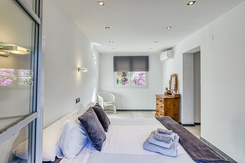 Main bedroom with double bed,an air conditioning and balcony overlooking the main canal.