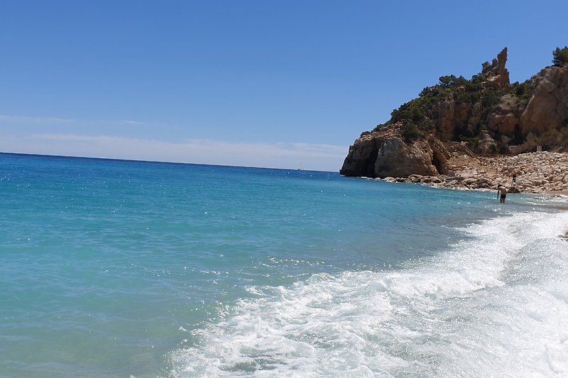 Willkommen in dieser atemberaubenden Küstenlandschaft mit azurblauem Wasser und traumhaftem Strand. Perfekt für einen erholsamen Urlaub am Meer!