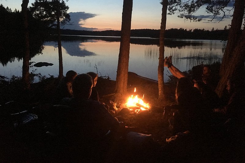 Lagerfeuer auf der Zeltplatzinsel am See Stora Skälen