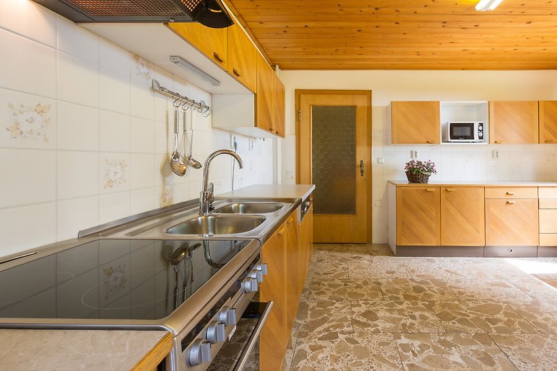 Kuhinjski blok s pećnicom i perilicom posuđa