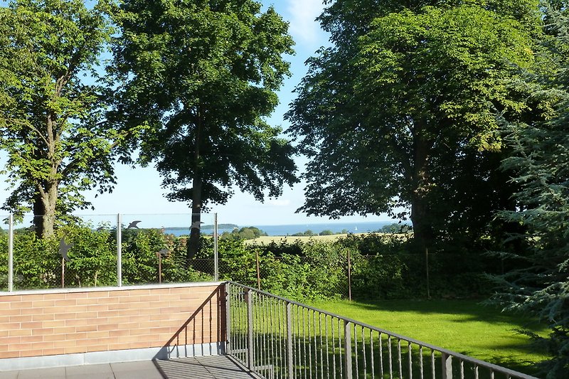 Blick von der Terrasse auf den Greifswalder Bodden