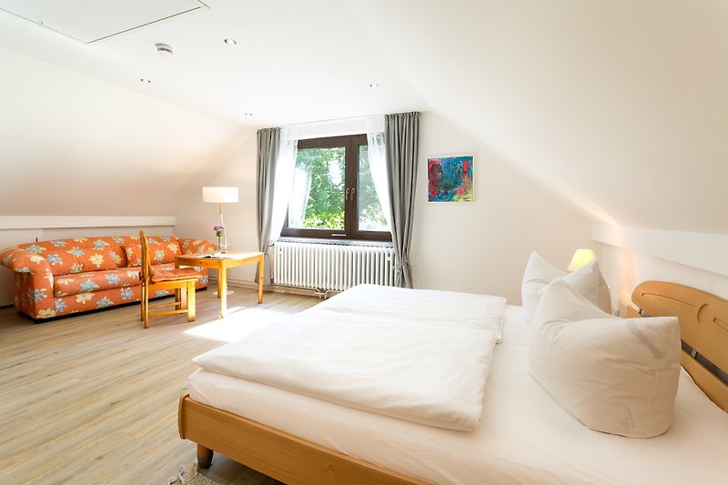 Schlafzimmer Nr. 2 mit Doppelbett im oberen Geschoss - Blick über Greifswalder Bodden