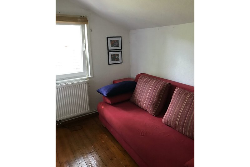 Couch im kleinen Zimmer