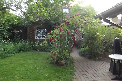 Idilliaca casa con giardino vicino al centro