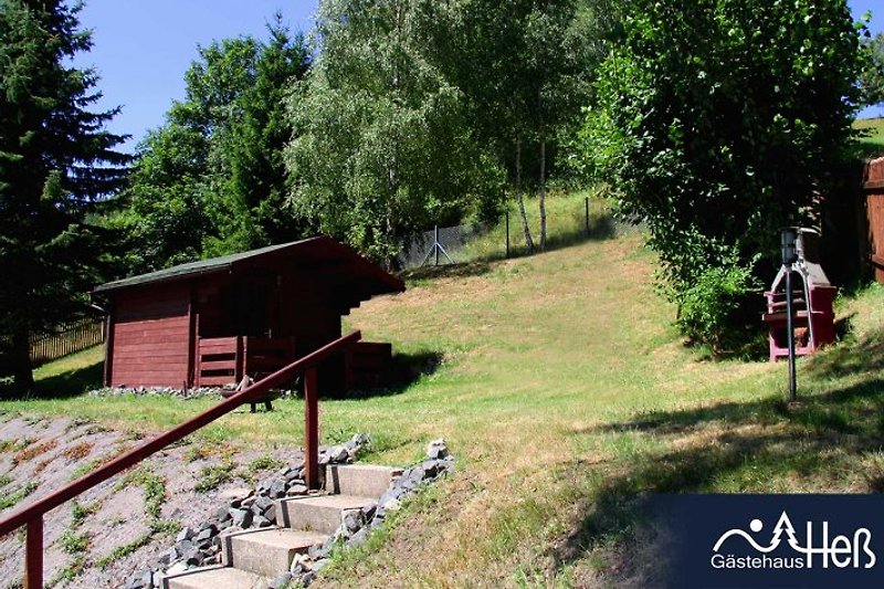 Garten mit Gartenhaus, Sitzgruppe und Grill