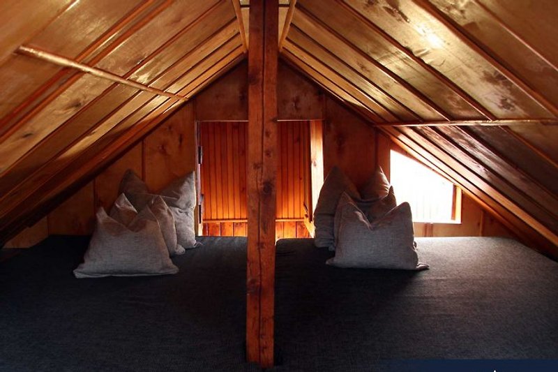 Schlafbereich im Dachstuhl mit komfortable Kaltschaummatratzen