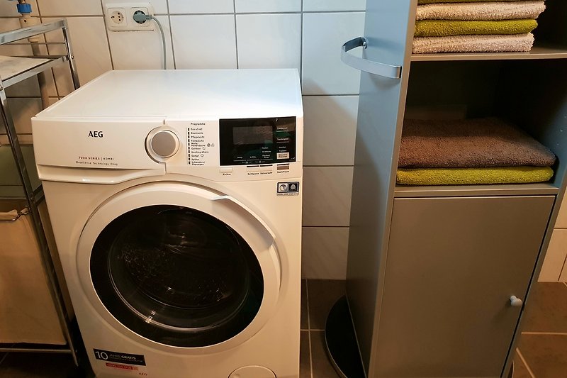 Waschmaschine mit Trockner vorhanden. Handtücher u. Duschtücher inklusive