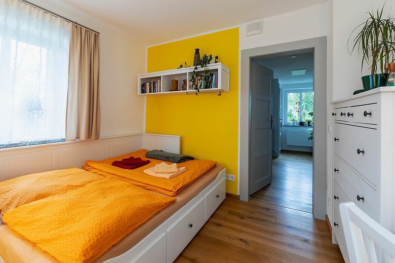 Gartenzimmer:  Das bequeme Doppelbett (160 × 200 cm) lässt sich zum Tagesbett (80 × 200 cm) zusammenschieben.