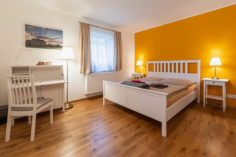 Großes Zimmer:  Ein großes Doppelbett (160 × 200 cm) lädt zum Träumen und Entspannen ein.