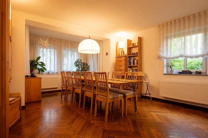 Wohn- und Esszimmer:  Die lange Tafel bietet Platz für 10 Gäste, mit dem Beistelltisch aus der Küche sogar für 14.