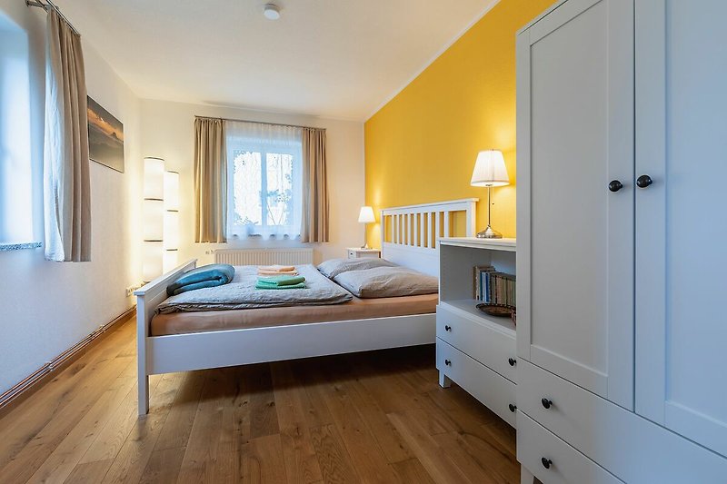 Kleines Zimmer:  Ein kleiner, feiner Rückzugsraum mit einem großen Doppelbett (160 × 200 cm).