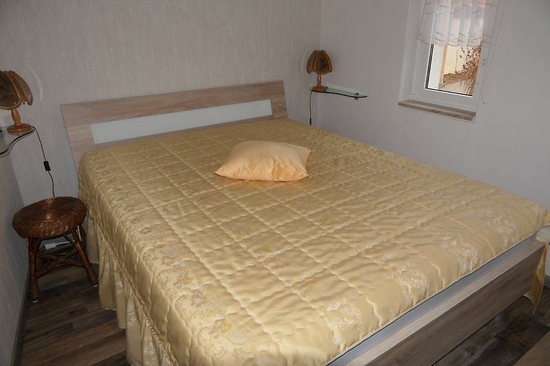 Bedroom with double bed 160x200