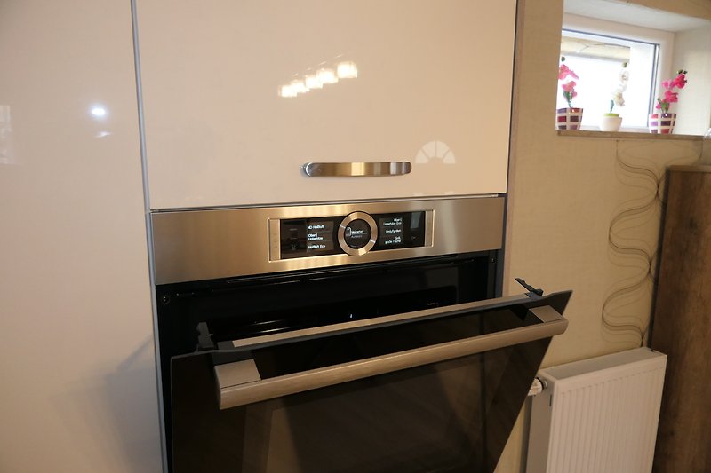 Kitchen with back+microwave cooker