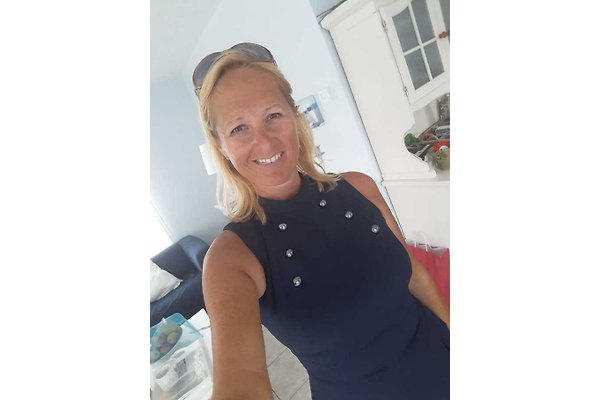 <span style="font-size:smaller;">Firma Strandvakantiebreskens</span><br> Frau Meertens <span style="font-size:smaller;">Firma Strandvakantiebreskens</span><br> Frau Meertens