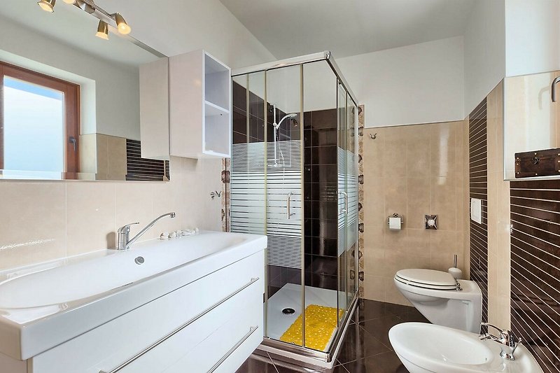 Predivna kupaonica s drvenim ormarićem i ljubičastim detaljima.