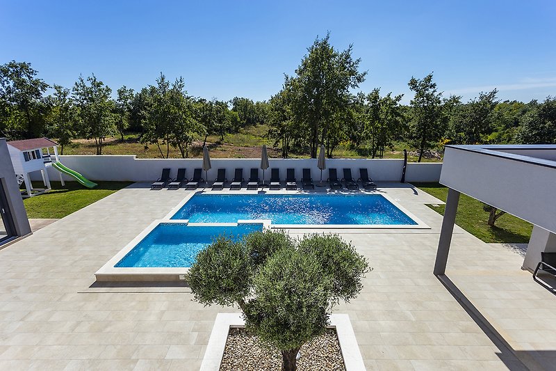 Moderan bazen s predivnim pogledom na okoliš i urban dizajn kuće.
